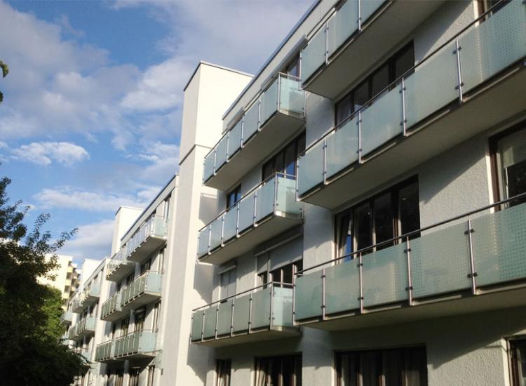 Verglasung Balkongeländer VSG aus ESG mit Digitaldruck und Klemmhalter in Haar von GLASAKTIV.