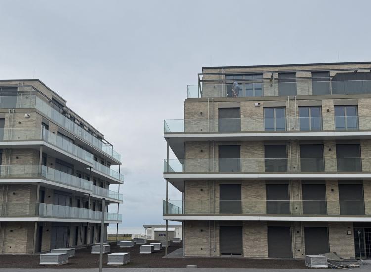 Ganzglasgeländer mit Stahl-Unterkonstruktion und Blechverkleidung in Cuxhaven Duhnen von GLASAKTIV