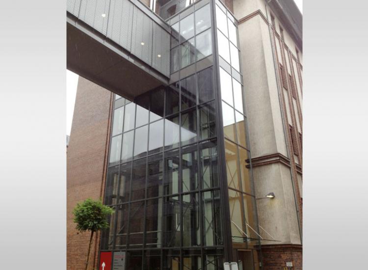 Moderne Pfosten-Riegel-Fassade mit Isolierverglasung – maßgeschneiderte Glasbau- und Verglasungslösungen von GLASAKTIV