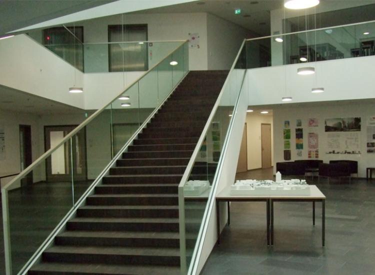 Ganzglasgeländer auf Stahltreppe – maßgeschneiderte Glasbauprodukte und Lösungen von GLASAKTIV