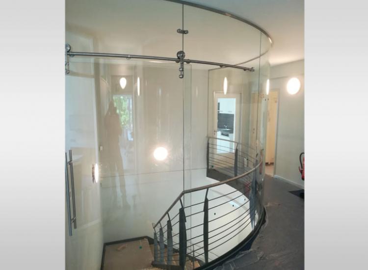 Glastrennwände gebogen mit gebogener Schiebetür in Germering von GLASAKTIV