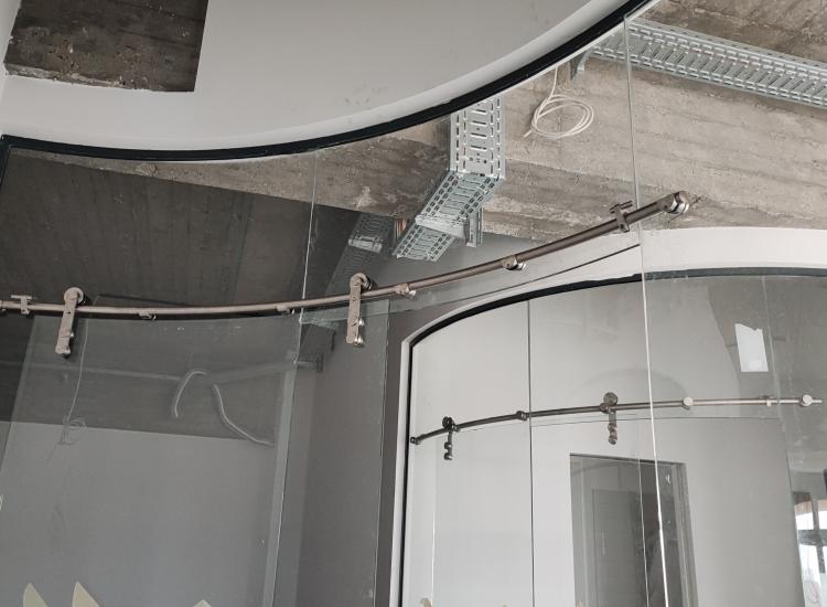 Gebogene Glaswand Ganzglastrennwand mit Schiebetür in Berlin Lichtenberg von GLASAKTIV