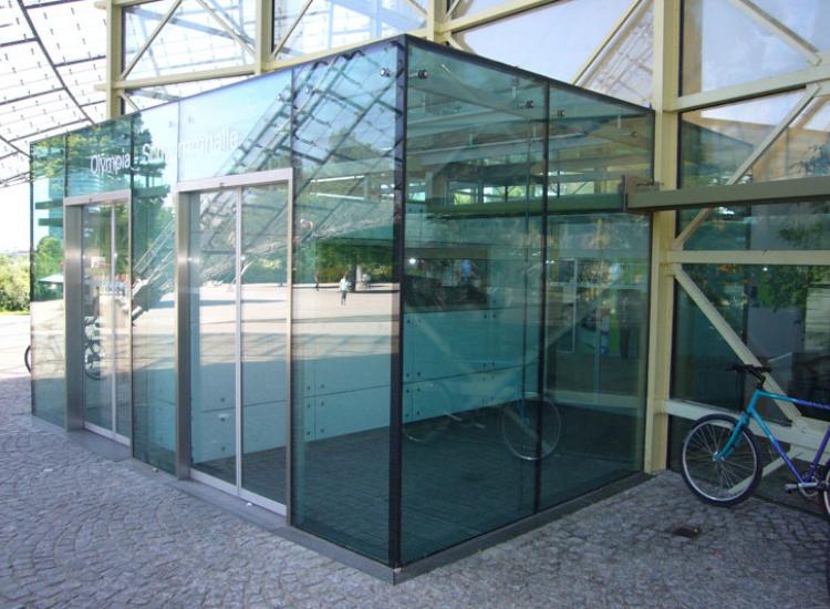 Punktgelagerte Verglasung Isolierglas und Punkthalter in München von GLASAKTIV.