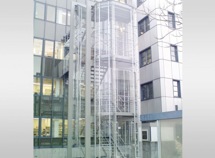 Punktgelagerte Verglasung ESG mit Heat-Soak-Test, VSG aus TVG und Punkthalter in München von GLASAKTIV.