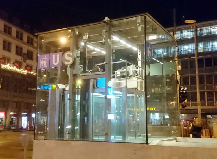 Punktgelagerte Verglasung VSG aus ESG und Punkthalter in München von GLASAKTIV.